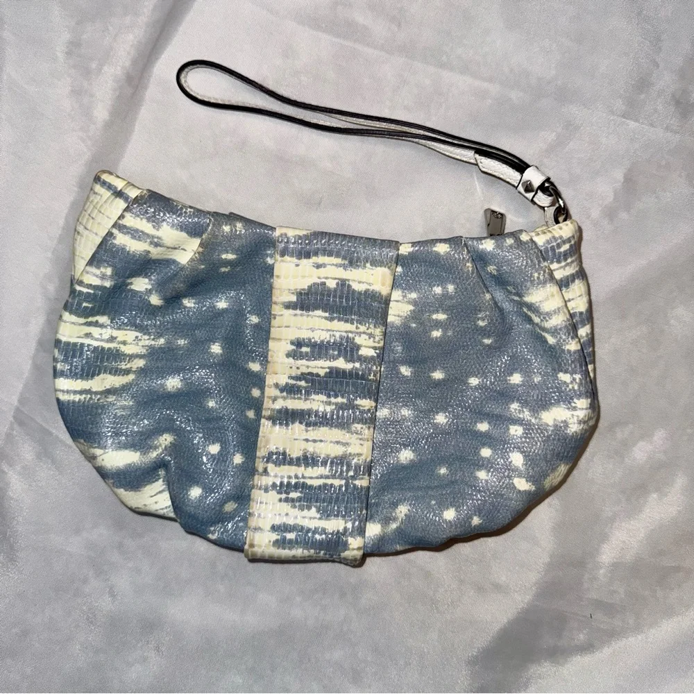 Simply Vera Vera Wang Baby‎ Blue & White Exotic Print Women's Wristlet Purse